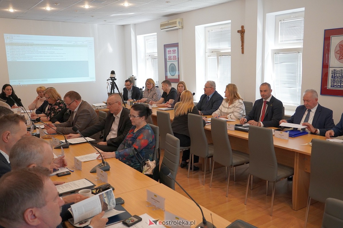 LX sesja Rady Powiatu w Ostrołęce [12.04.2023] - zdjęcie #14 - eOstroleka.pl