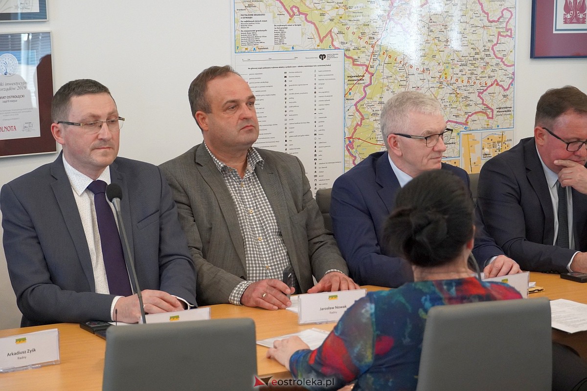 LX sesja Rady Powiatu w Ostrołęce [12.04.2023] - zdjęcie #10 - eOstroleka.pl
