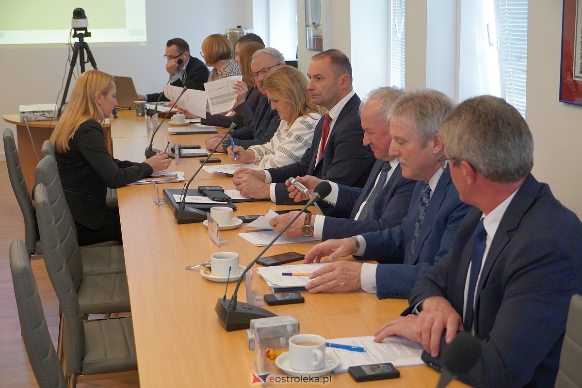 LX sesja Rady Powiatu w Ostrołęce [12.04.2023] - zdjęcie #4 - eOstroleka.pl