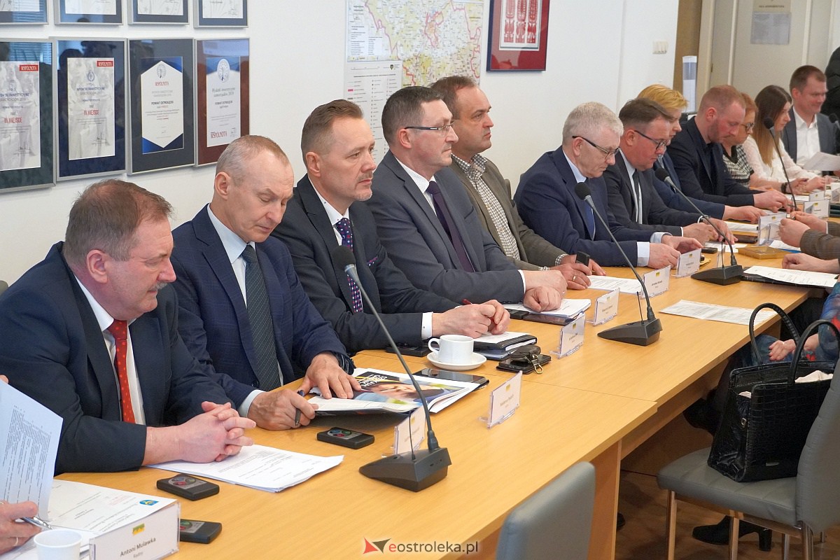 LX sesja Rady Powiatu w Ostrołęce [12.04.2023] - zdjęcie #2 - eOstroleka.pl