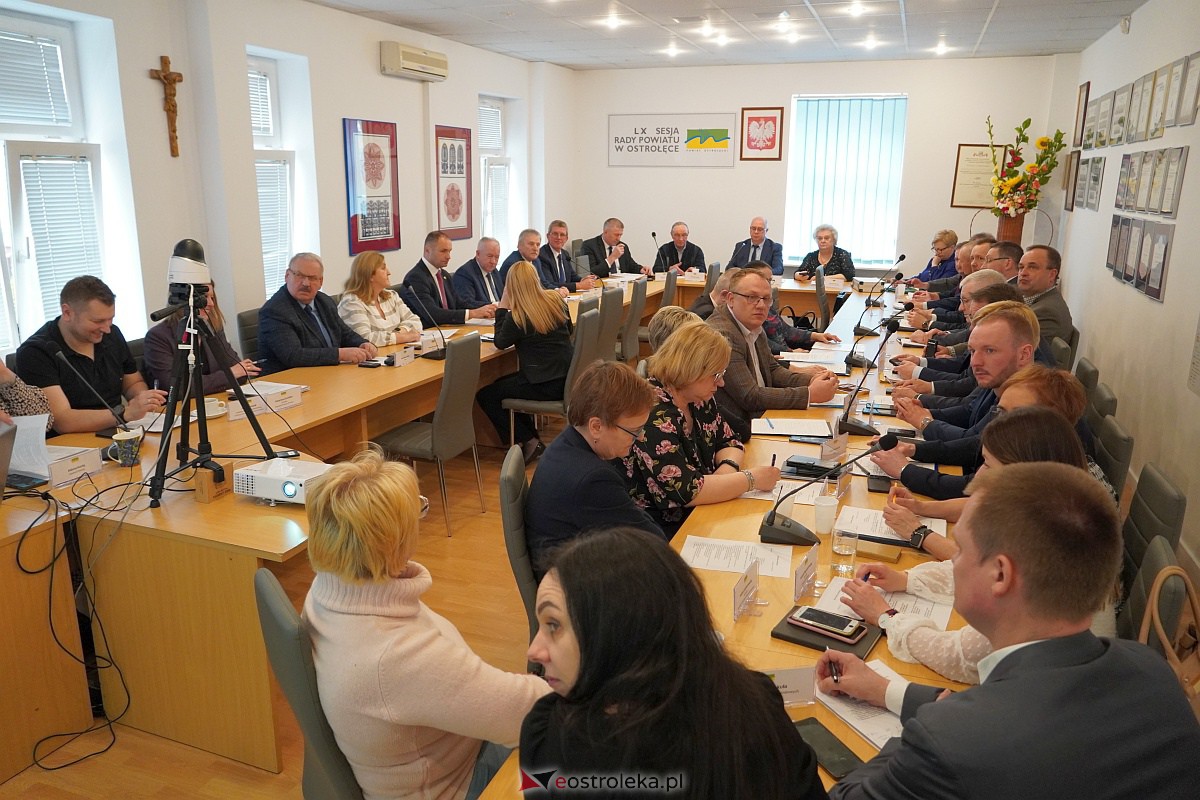 LX sesja Rady Powiatu w Ostrołęce [12.04.2023] - zdjęcie #1 - eOstroleka.pl
