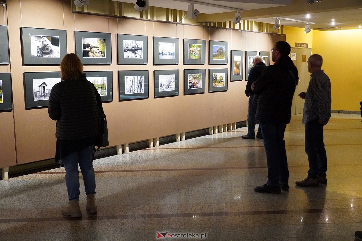 Wernisaż poplenerowej wystawy fotografii SZKWA [14.04.2023] - zdjęcie #20 - eOstroleka.pl