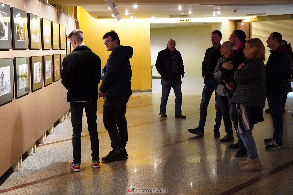 Wernisaż poplenerowej wystawy fotografii SZKWA [14.04.2023] - zdjęcie #19 - eOstroleka.pl