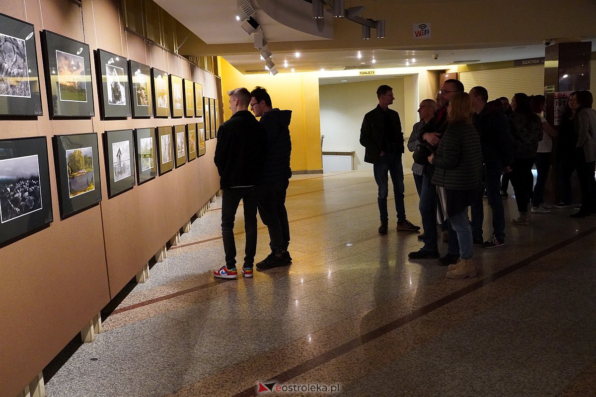 Wernisaż poplenerowej wystawy fotografii SZKWA [14.04.2023] - zdjęcie #18 - eOstroleka.pl