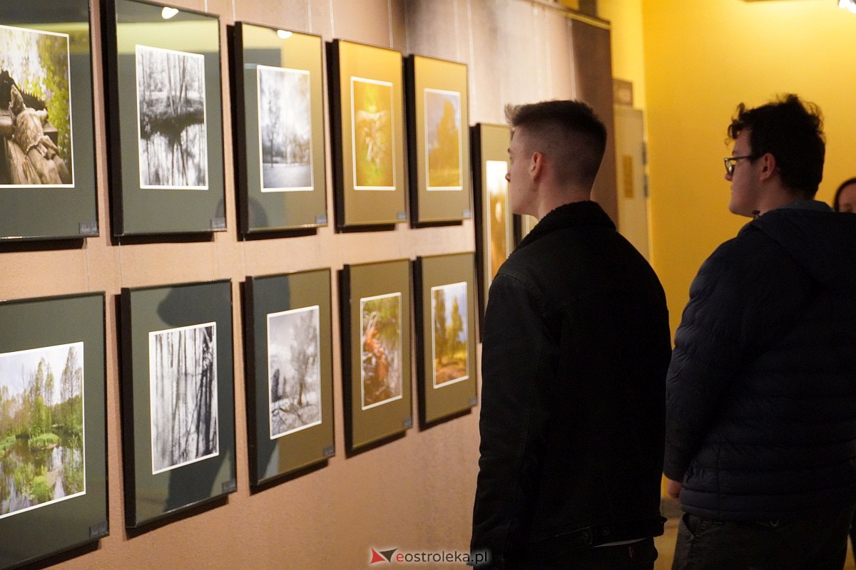 Wernisaż poplenerowej wystawy fotografii SZKWA [14.04.2023] - zdjęcie #17 - eOstroleka.pl