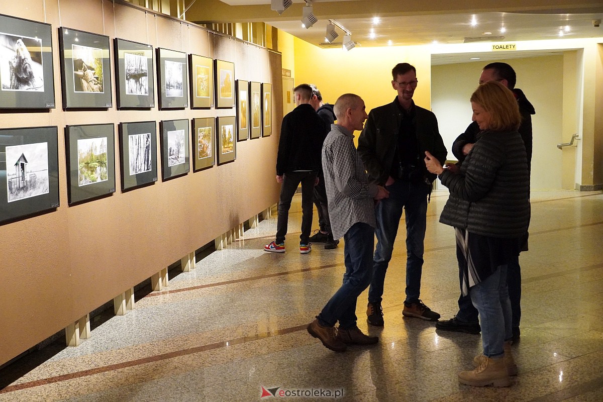 Wernisaż poplenerowej wystawy fotografii SZKWA [14.04.2023] - zdjęcie #16 - eOstroleka.pl