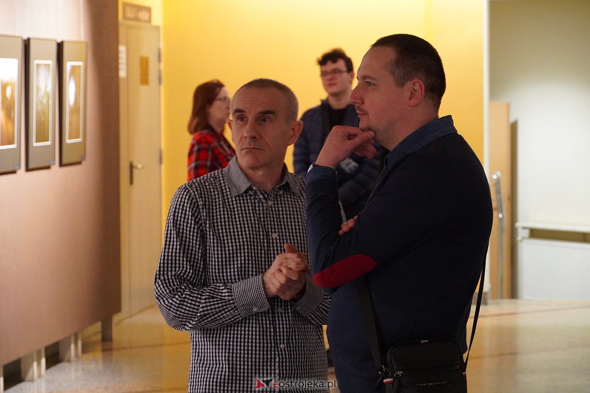Wernisaż poplenerowej wystawy fotografii SZKWA [14.04.2023] - zdjęcie #12 - eOstroleka.pl