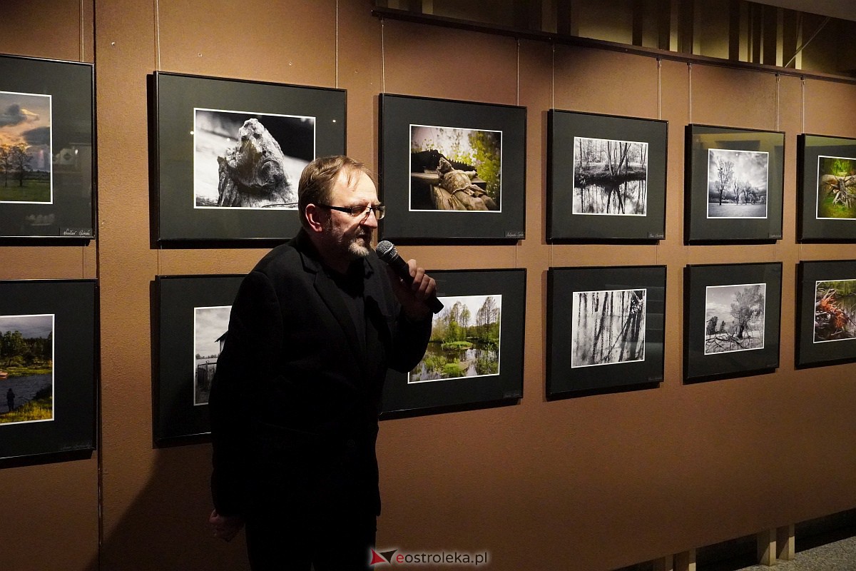 Wernisaż poplenerowej wystawy fotografii SZKWA [14.04.2023] - zdjęcie #17 - eOstroleka.pl