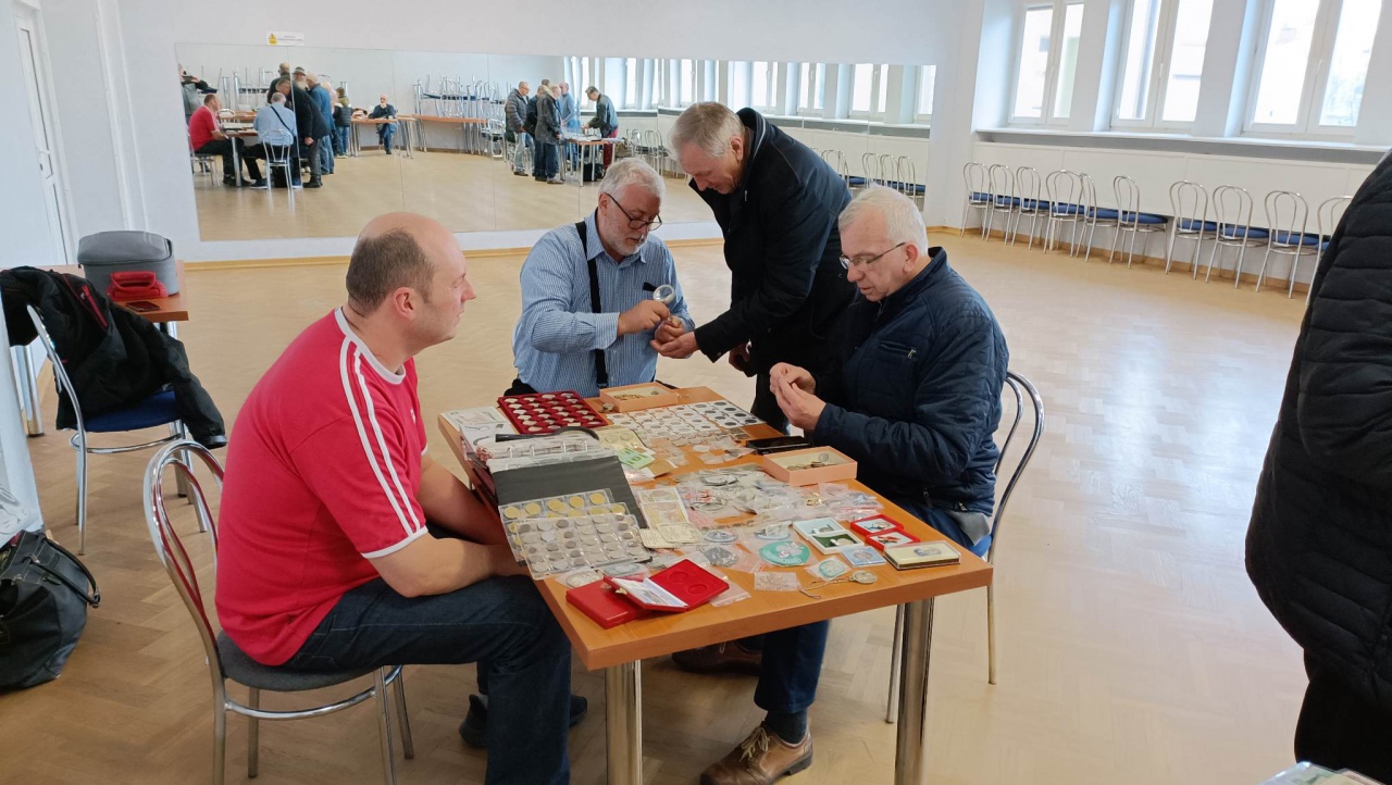 Giełda kolekcjonerska w Klubie Lokator [16.04.2023] - zdjęcie #9 - eOstroleka.pl