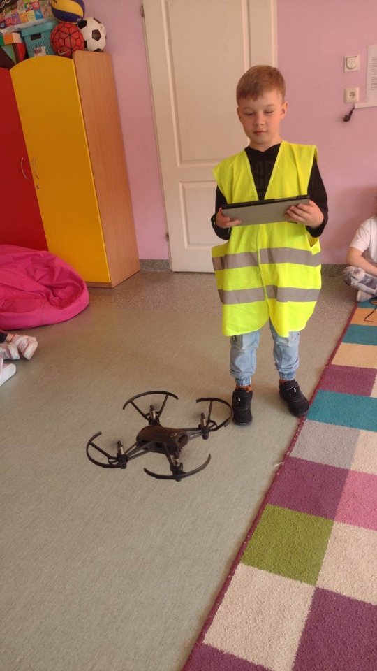 Loty dronem w Szkole Podstawowej nr 10  - zdjęcie #3 - eOstroleka.pl