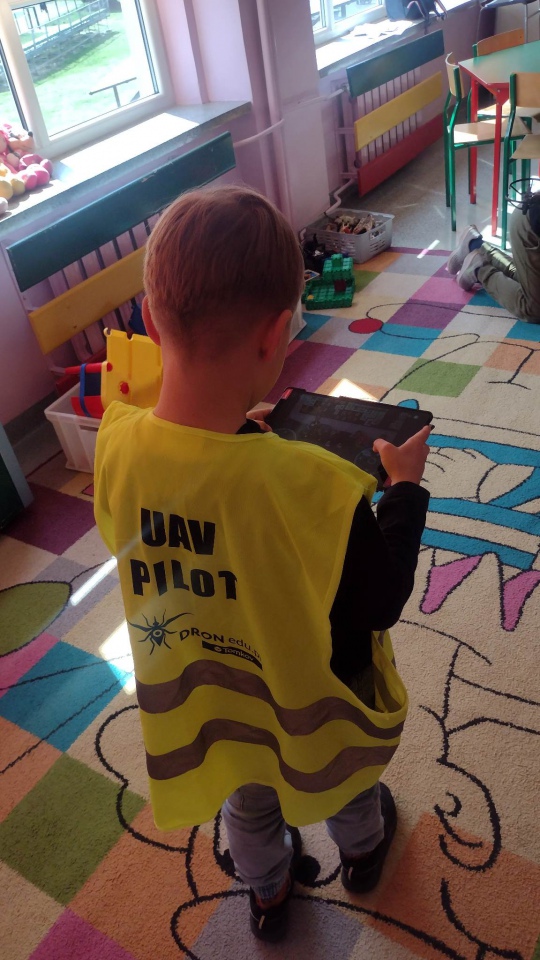 Loty dronem w Szkole Podstawowej nr 10  - zdjęcie #5 - eOstroleka.pl