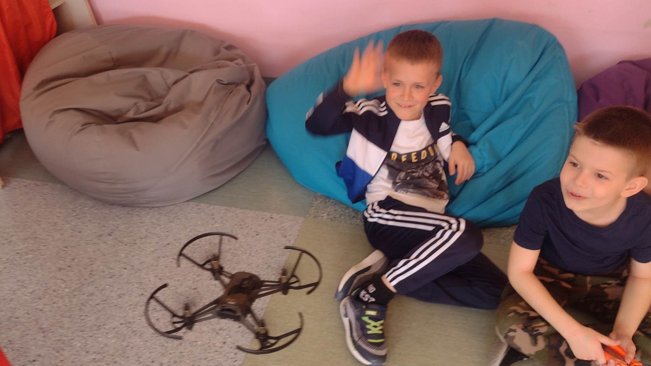 Loty dronem w Szkole Podstawowej nr 10  - zdjęcie #1 - eOstroleka.pl