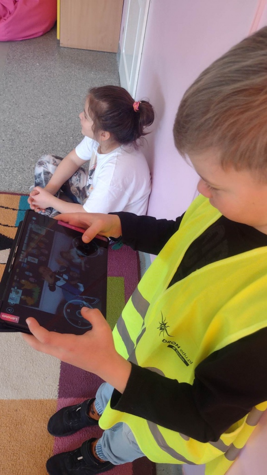 Loty dronem w Szkole Podstawowej nr 10  - zdjęcie #4 - eOstroleka.pl