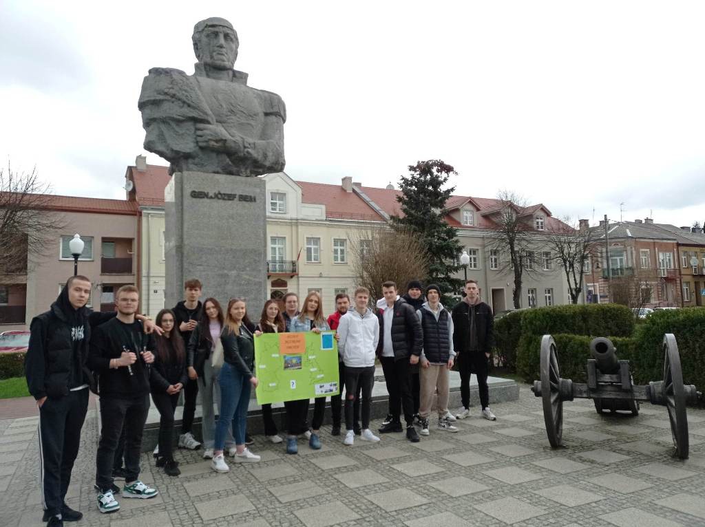 Grą miejską uczcili Dzień Języków Obcych [18.04.2023] - zdjęcie #13 - eOstroleka.pl