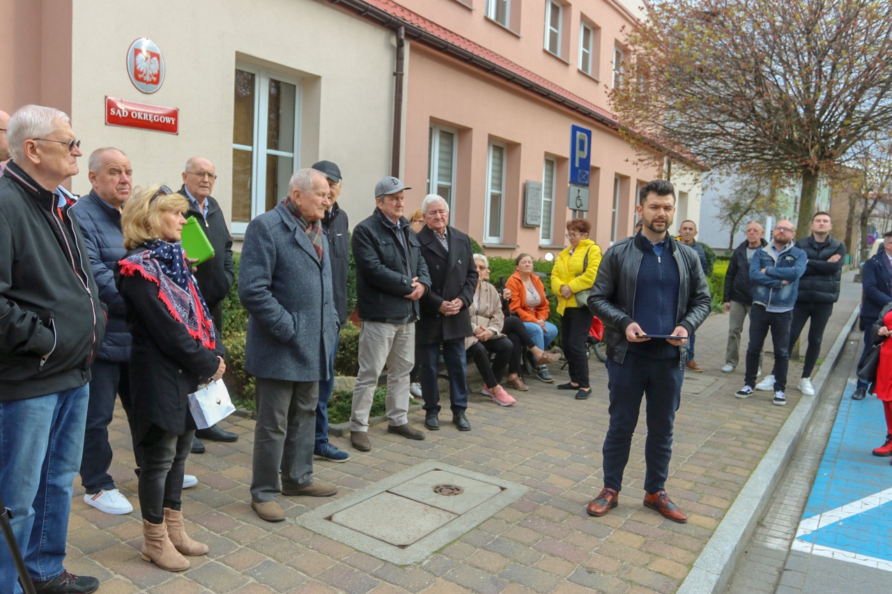 Protest przed sądem w Ostrołęce [18.04.2023] - zdjęcie #7 - eOstroleka.pl