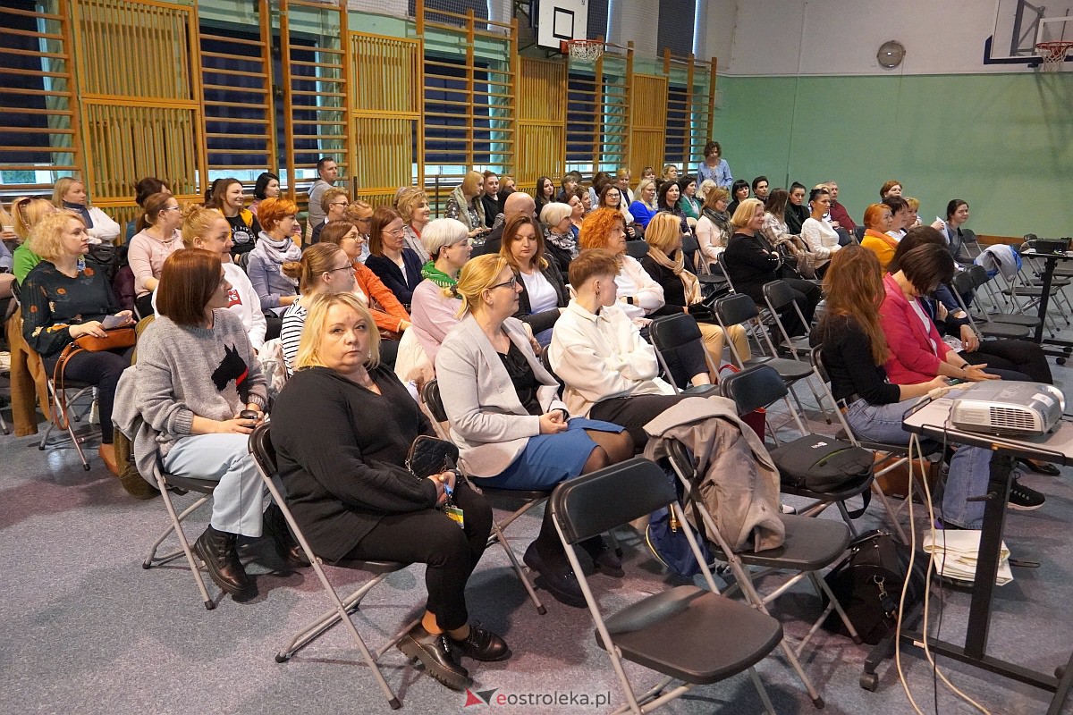 Konferencja „Autyzm – drogowskazy” w SP nr 4 w Ostrołęce [19.04.2023] - zdjęcie #1 - eOstroleka.pl
