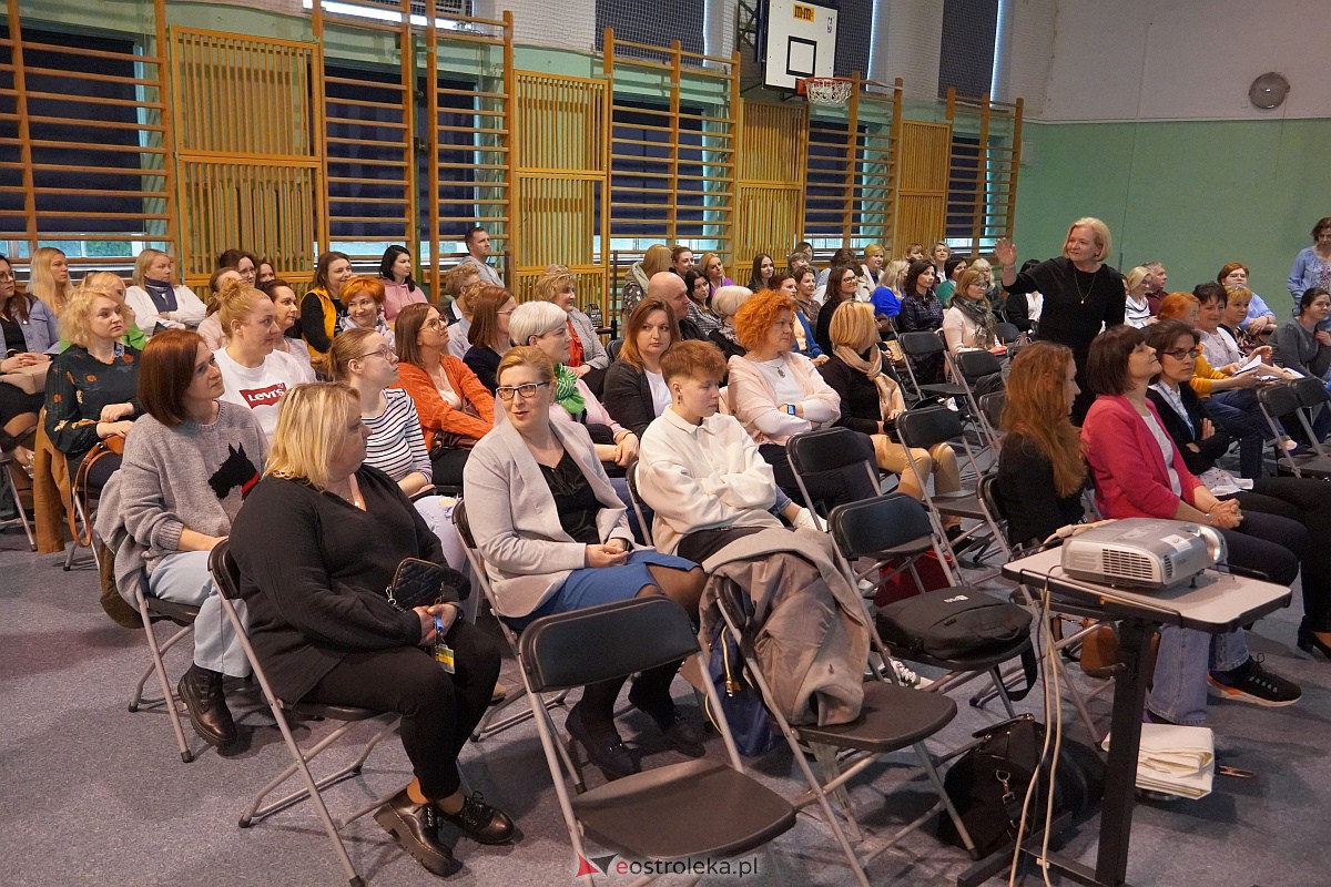 Konferencja „Autyzm – drogowskazy” w SP nr 4 w Ostrołęce [19.04.2023] - zdjęcie #20 - eOstroleka.pl
