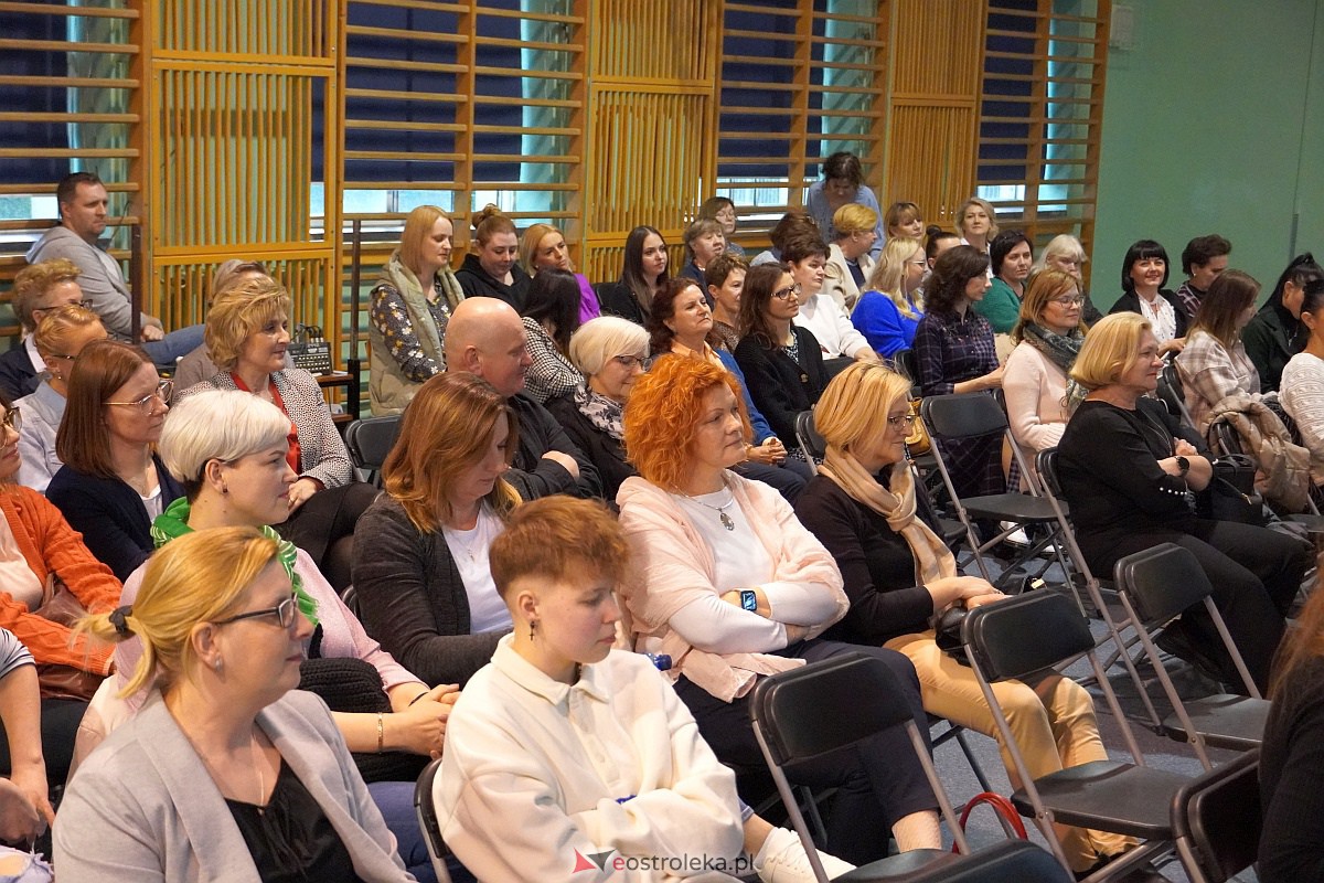 Konferencja „Autyzm – drogowskazy” w SP nr 4 w Ostrołęce [19.04.2023] - zdjęcie #17 - eOstroleka.pl