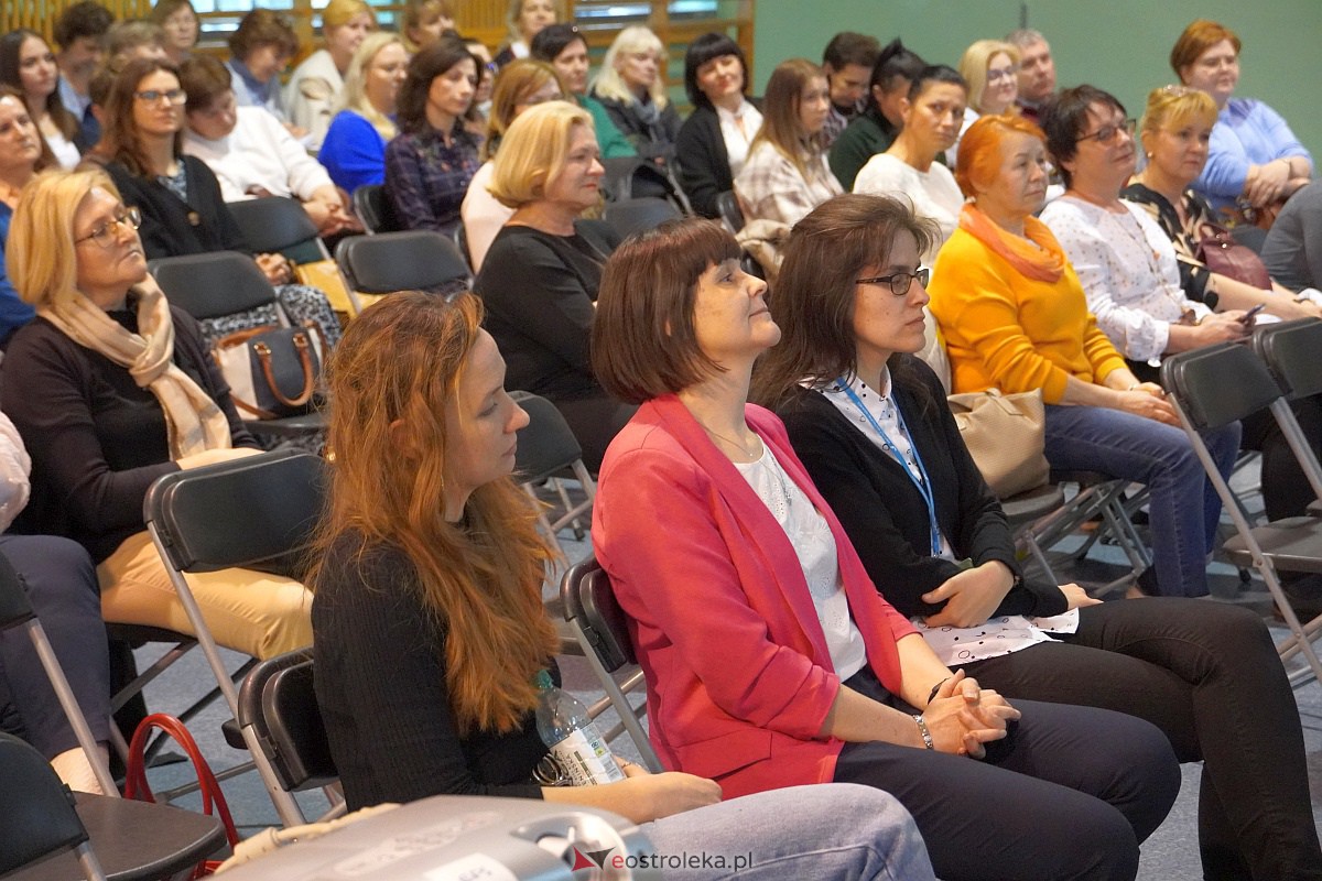 Konferencja „Autyzm – drogowskazy” w SP nr 4 w Ostrołęce [19.04.2023] - zdjęcie #16 - eOstroleka.pl