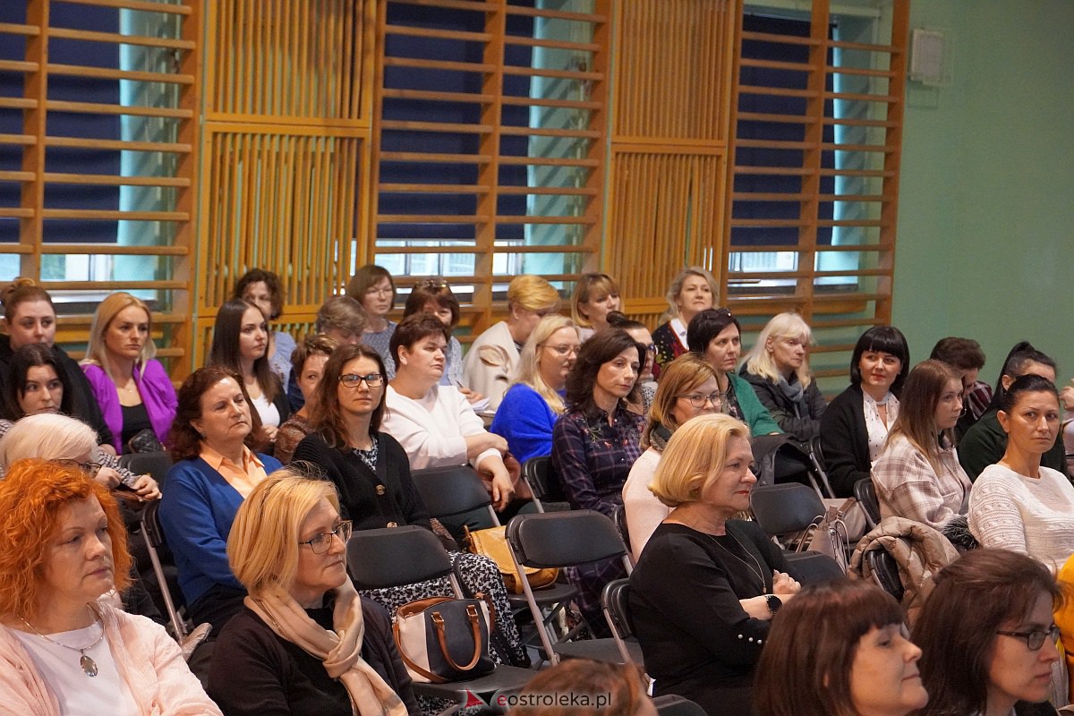 Konferencja „Autyzm – drogowskazy” w SP nr 4 w Ostrołęce [19.04.2023] - zdjęcie #15 - eOstroleka.pl