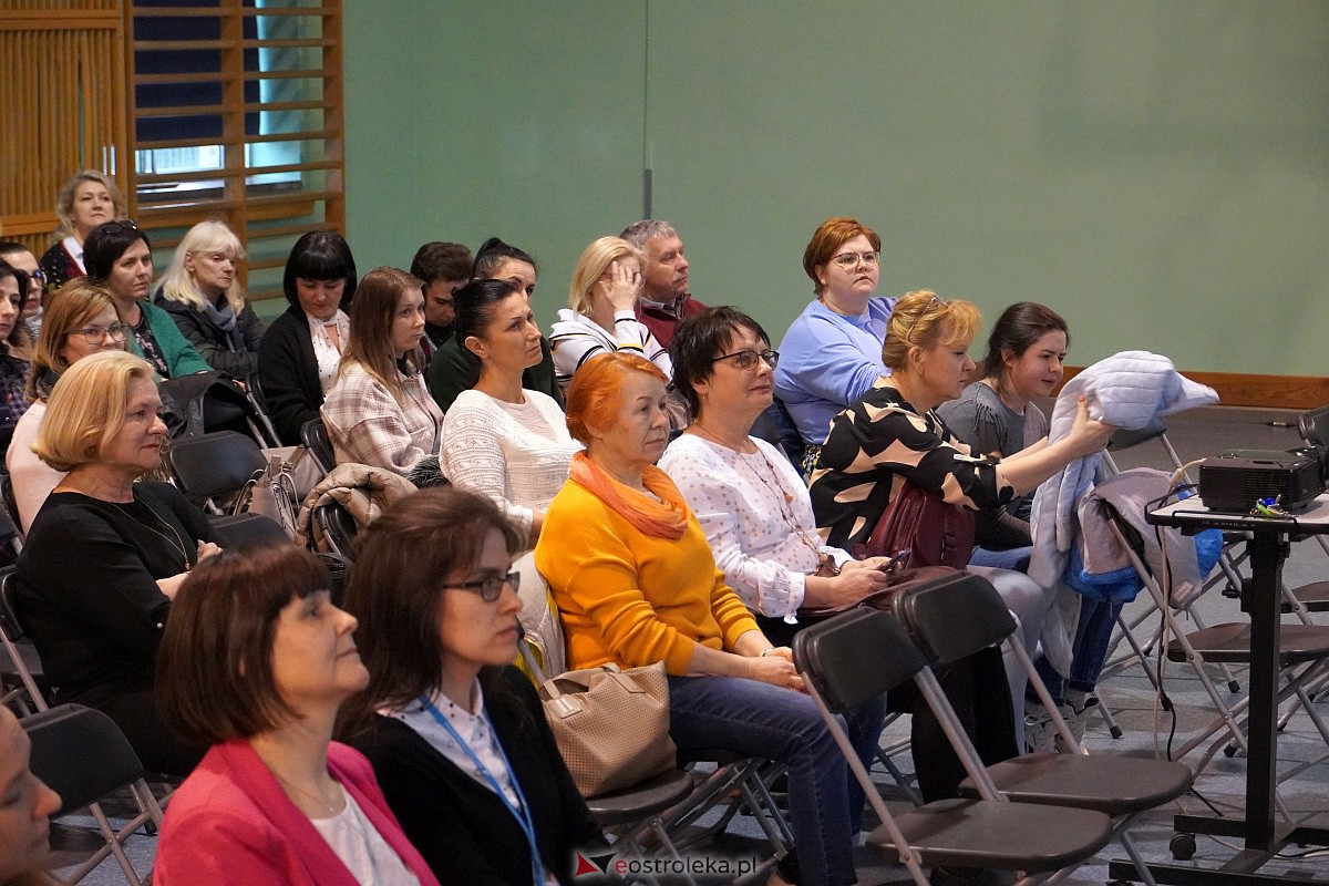 Konferencja „Autyzm – drogowskazy” w SP nr 4 w Ostrołęce [19.04.2023] - zdjęcie #8 - eOstroleka.pl
