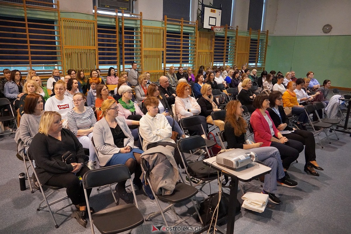 Konferencja „Autyzm – drogowskazy” w SP nr 4 w Ostrołęce [19.04.2023] - zdjęcie #12 - eOstroleka.pl