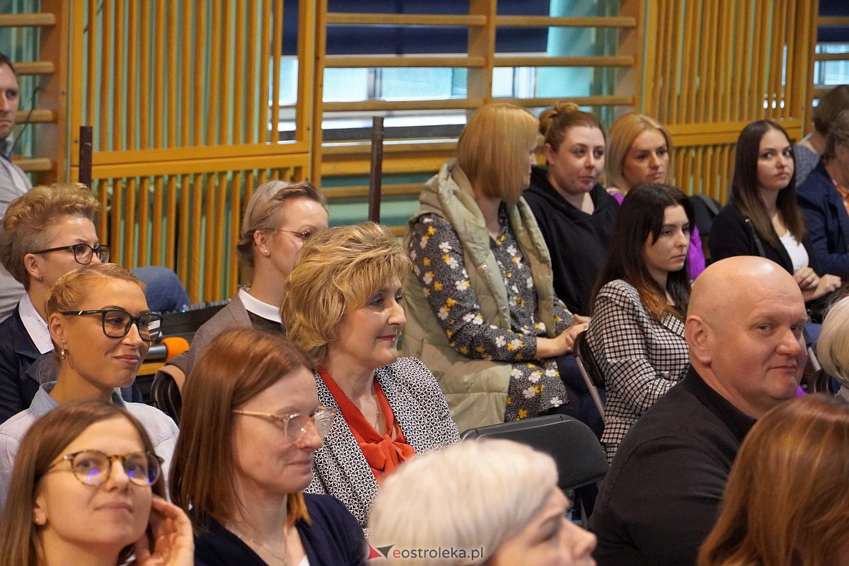 Konferencja „Autyzm – drogowskazy” w SP nr 4 w Ostrołęce [19.04.2023] - zdjęcie #10 - eOstroleka.pl