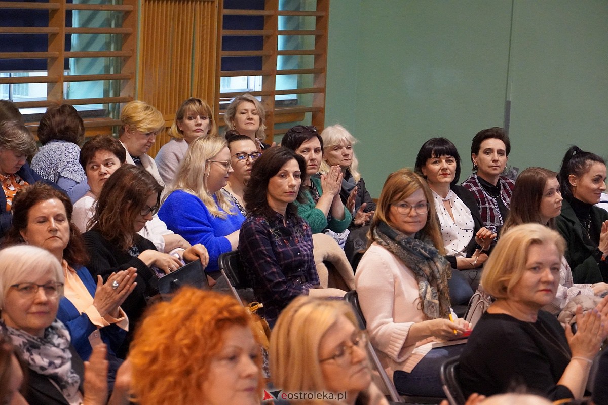 Konferencja „Autyzm – drogowskazy” w SP nr 4 w Ostrołęce [19.04.2023] - zdjęcie #13 - eOstroleka.pl