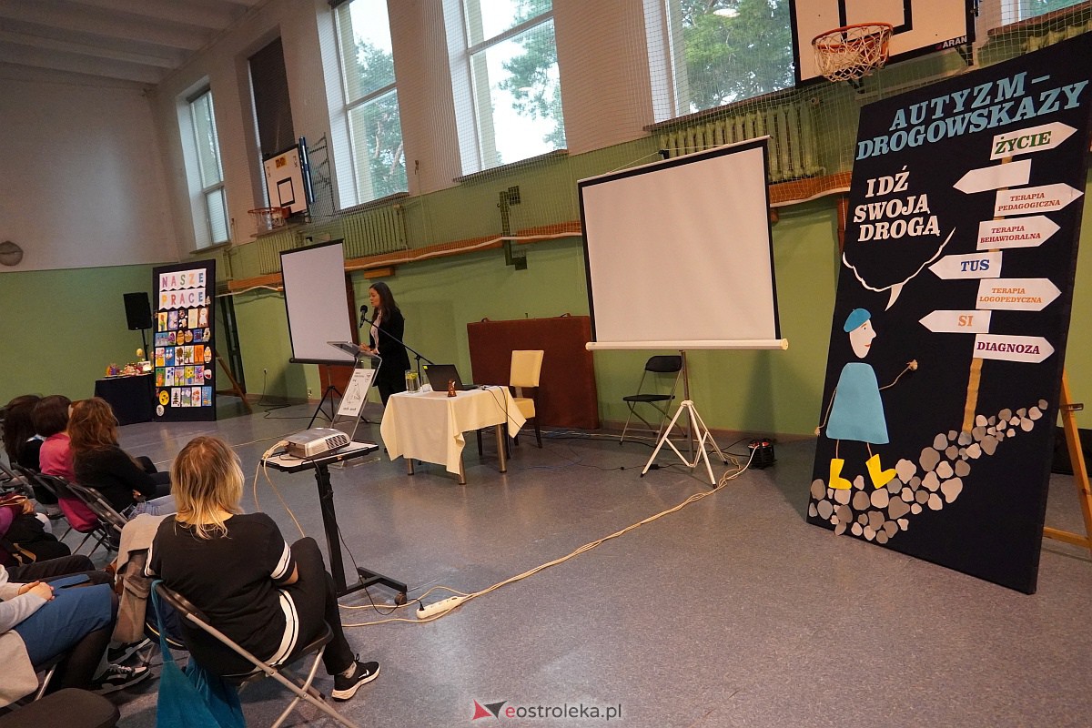 Konferencja „Autyzm – drogowskazy” w SP nr 4 w Ostrołęce [19.04.2023] - zdjęcie #5 - eOstroleka.pl