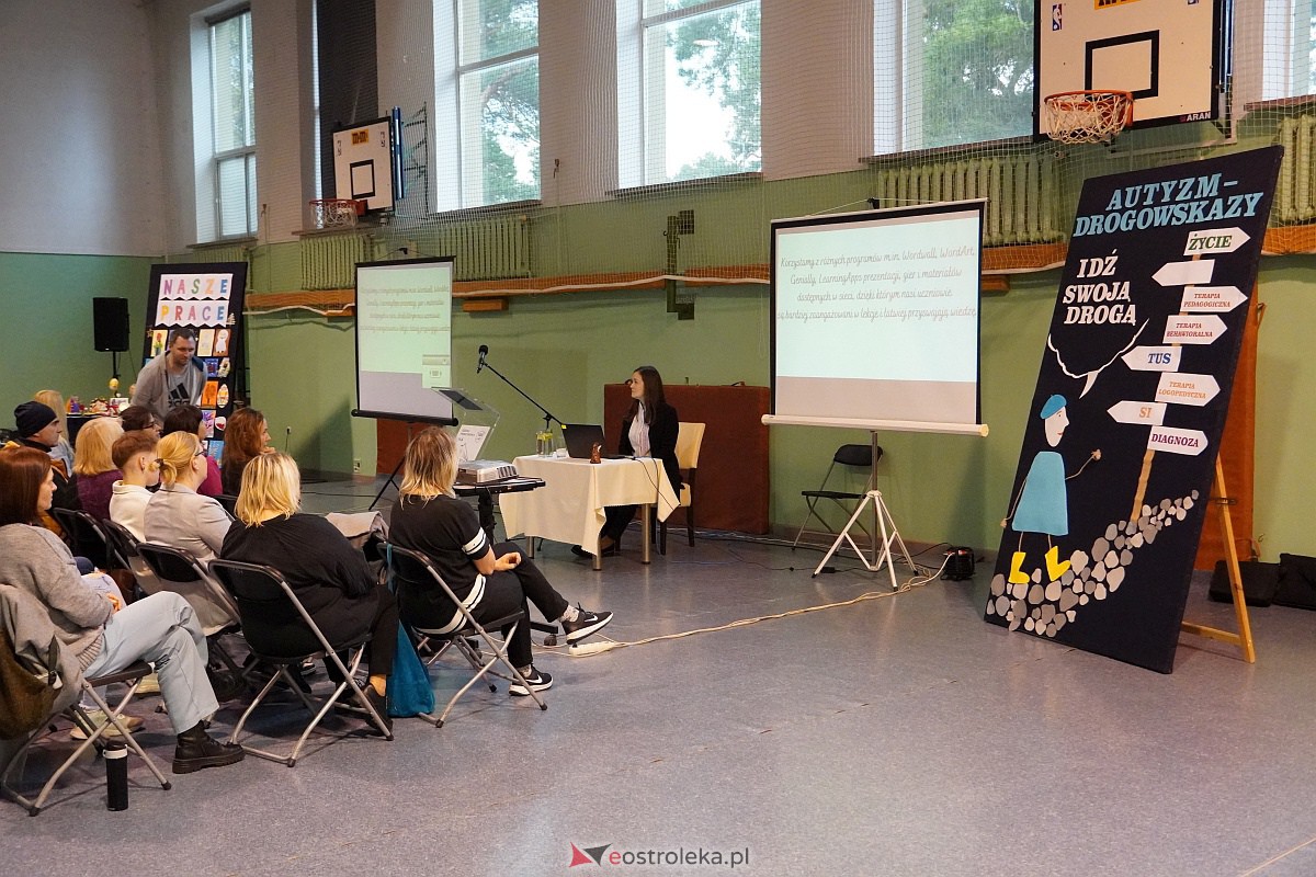 Konferencja „Autyzm – drogowskazy” w SP nr 4 w Ostrołęce [19.04.2023] - zdjęcie #4 - eOstroleka.pl