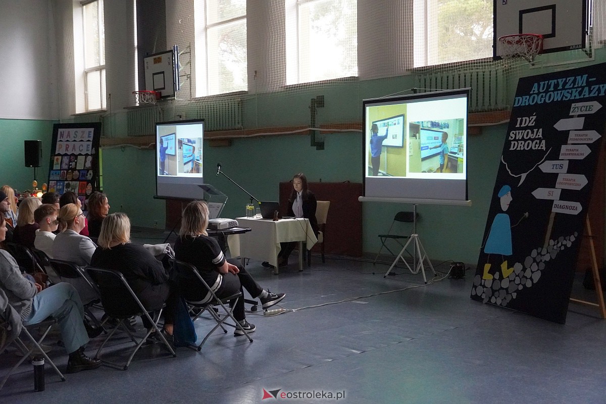 Konferencja „Autyzm – drogowskazy” w SP nr 4 w Ostrołęce [19.04.2023] - zdjęcie #3 - eOstroleka.pl