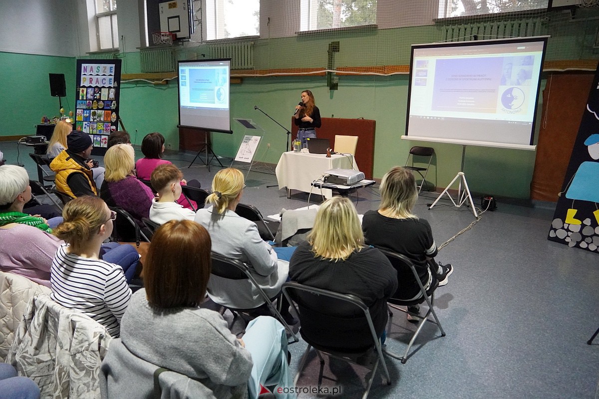 Konferencja „Autyzm – drogowskazy” w SP nr 4 w Ostrołęce [19.04.2023] - zdjęcie #1 - eOstroleka.pl