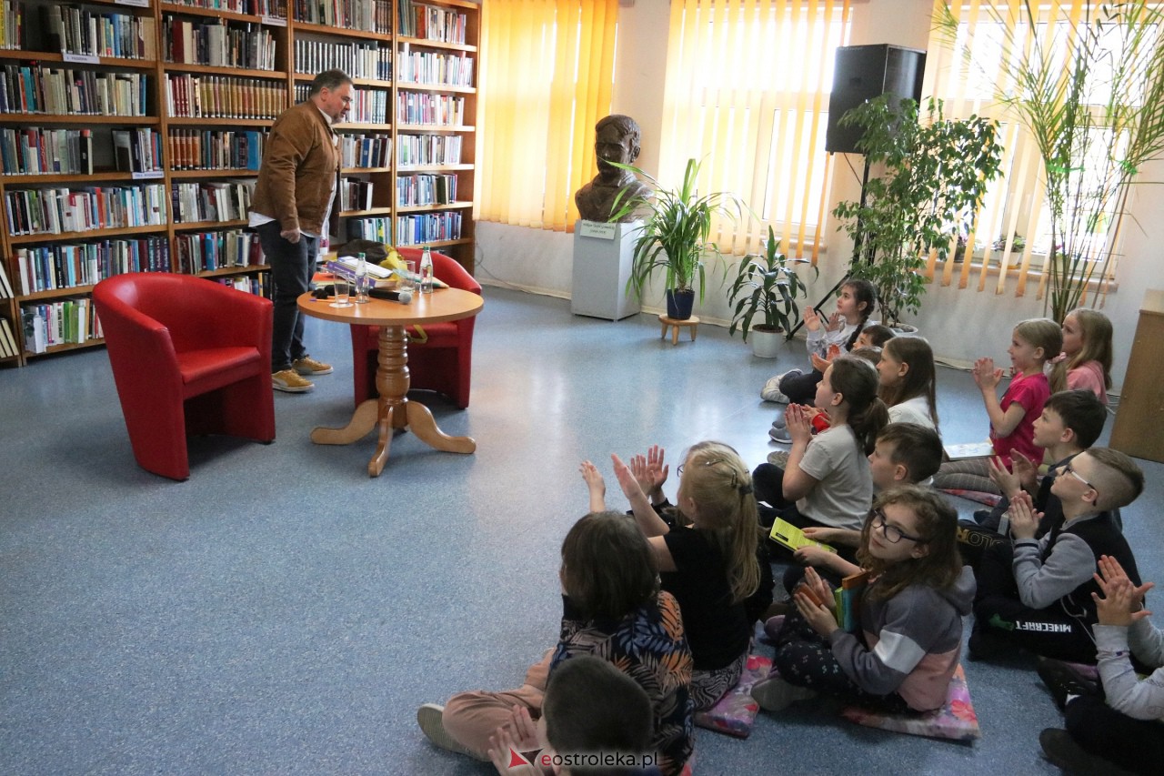 Spotkanie autorskie dla dzieci z Grzegorzem Kasdepke [20.04.2023] - zdjęcie #1 - eOstroleka.pl