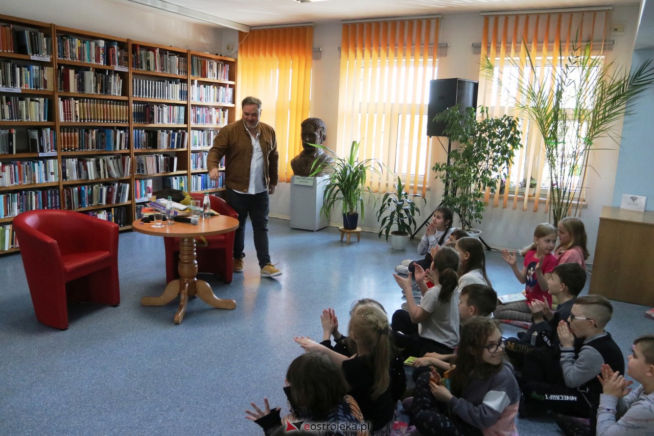 Spotkanie autorskie dla dzieci z Grzegorzem Kasdepke [20.04.2023] - zdjęcie #2 - eOstroleka.pl