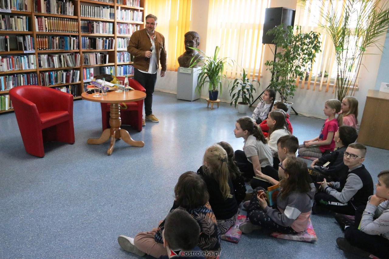 Spotkanie autorskie dla dzieci z Grzegorzem Kasdepke [20.04.2023] - zdjęcie #5 - eOstroleka.pl