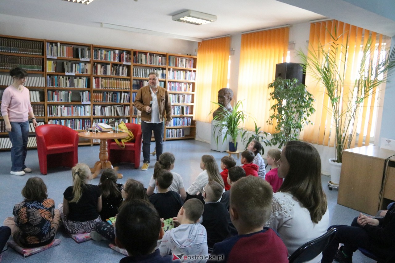 Spotkanie autorskie dla dzieci z Grzegorzem Kasdepke [20.04.2023] - zdjęcie #6 - eOstroleka.pl