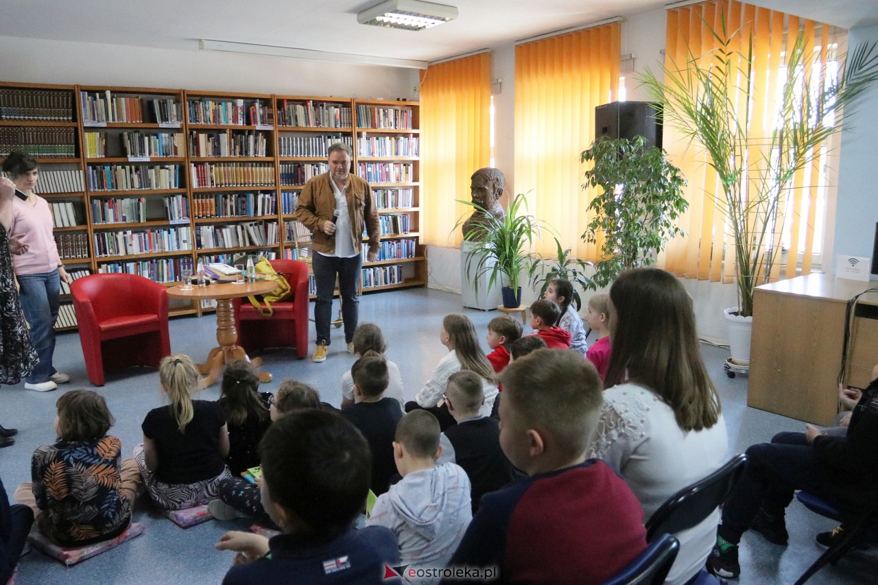 Spotkanie autorskie dla dzieci z Grzegorzem Kasdepke [20.04.2023] - zdjęcie #8 - eOstroleka.pl