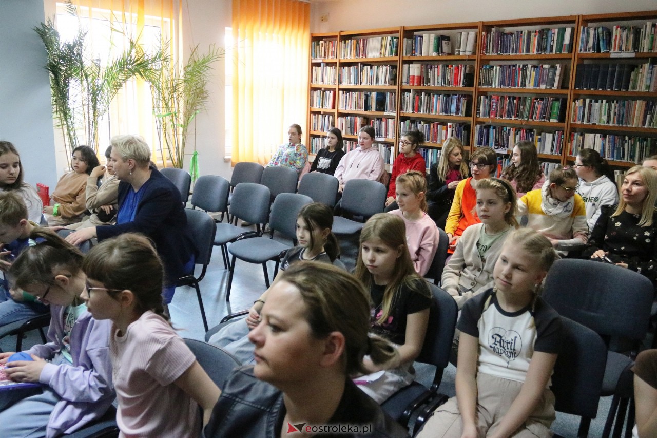 Spotkanie autorskie dla dzieci z Grzegorzem Kasdepke [20.04.2023] - zdjęcie #17 - eOstroleka.pl
