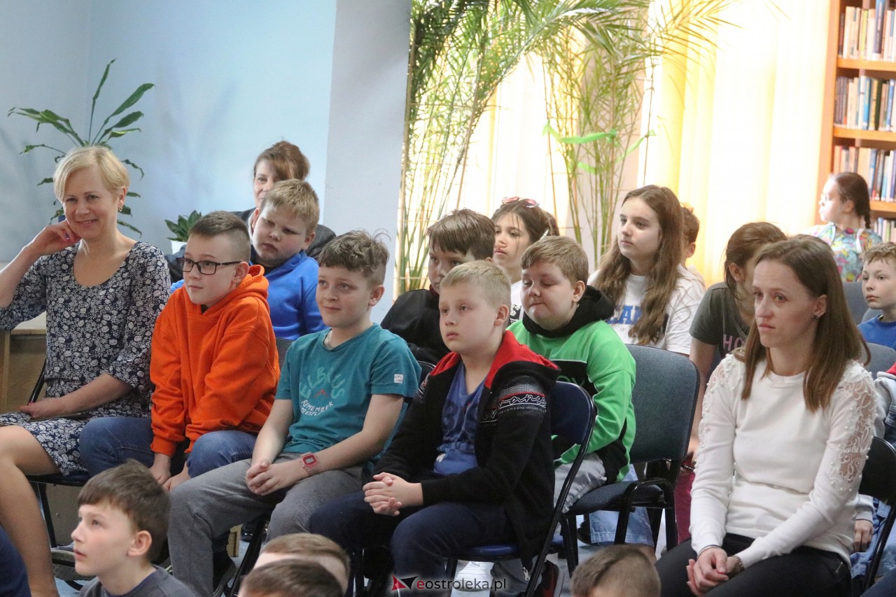 Spotkanie autorskie dla dzieci z Grzegorzem Kasdepke [20.04.2023] - zdjęcie #5 - eOstroleka.pl