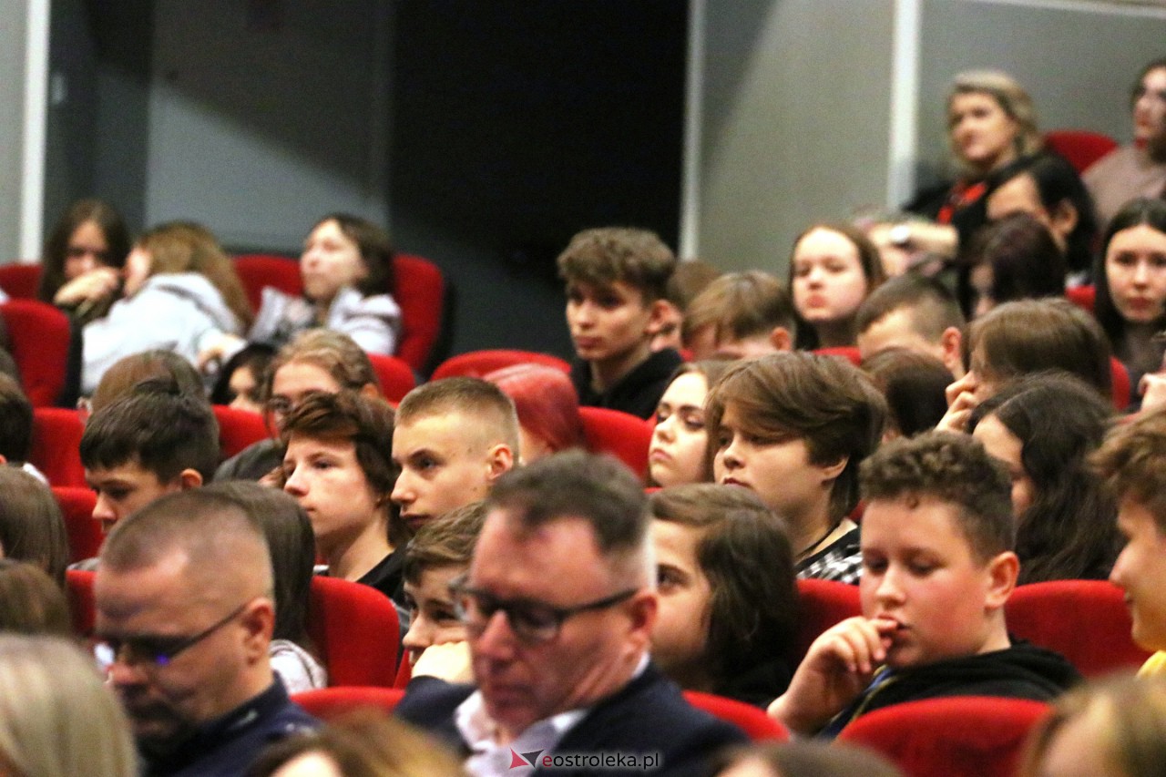 Pokaz filmu Śmiertelna Choroba [20.04.2023] - zdjęcie #1 - eOstroleka.pl
