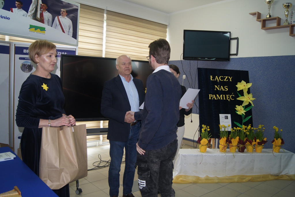 Żonkilowa akcja w Czerwinie. Połączyła ich pamięć [21.04.2023] - zdjęcie #3 - eOstroleka.pl