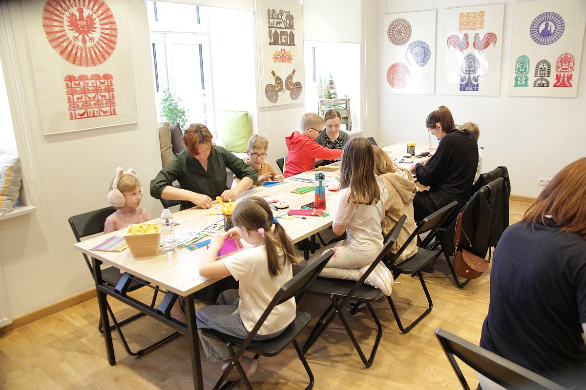 Warsztaty rodzinne w Muzeum Kultury Kurpiowskiej [23.04.2023] - zdjęcie #17 - eOstroleka.pl