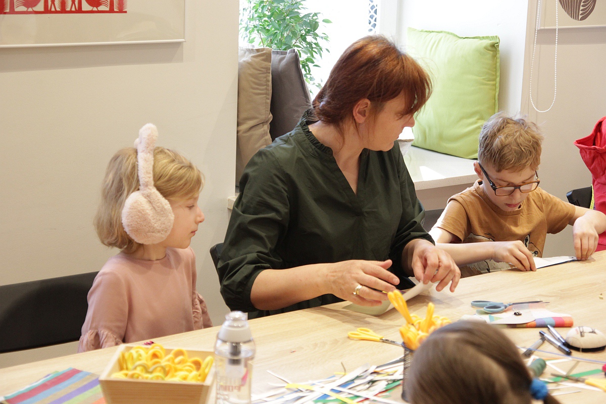 Warsztaty rodzinne w Muzeum Kultury Kurpiowskiej [23.04.2023] - zdjęcie #16 - eOstroleka.pl