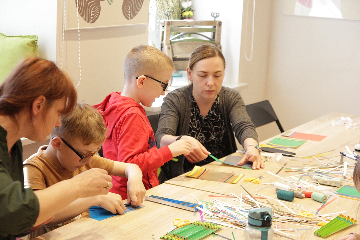 Warsztaty rodzinne w Muzeum Kultury Kurpiowskiej [23.04.2023] - zdjęcie #15 - eOstroleka.pl