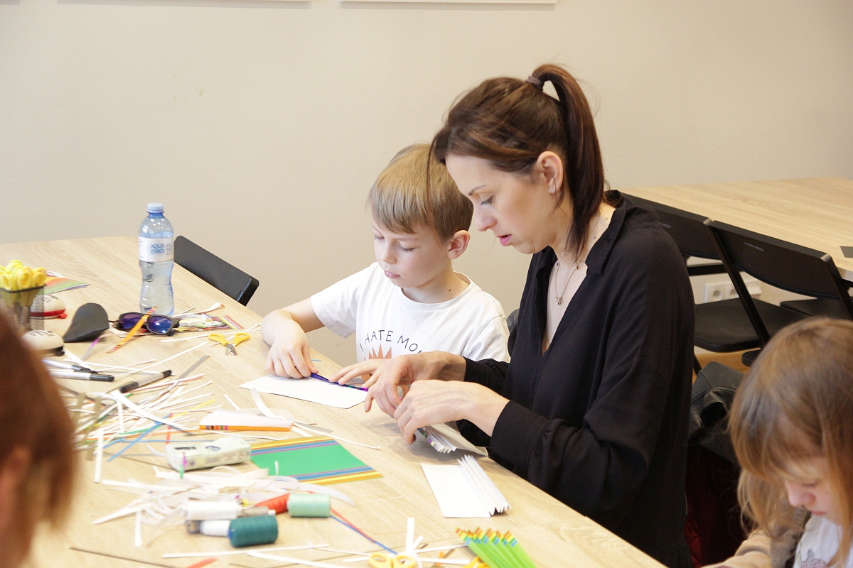 Warsztaty rodzinne w Muzeum Kultury Kurpiowskiej [23.04.2023] - zdjęcie #13 - eOstroleka.pl