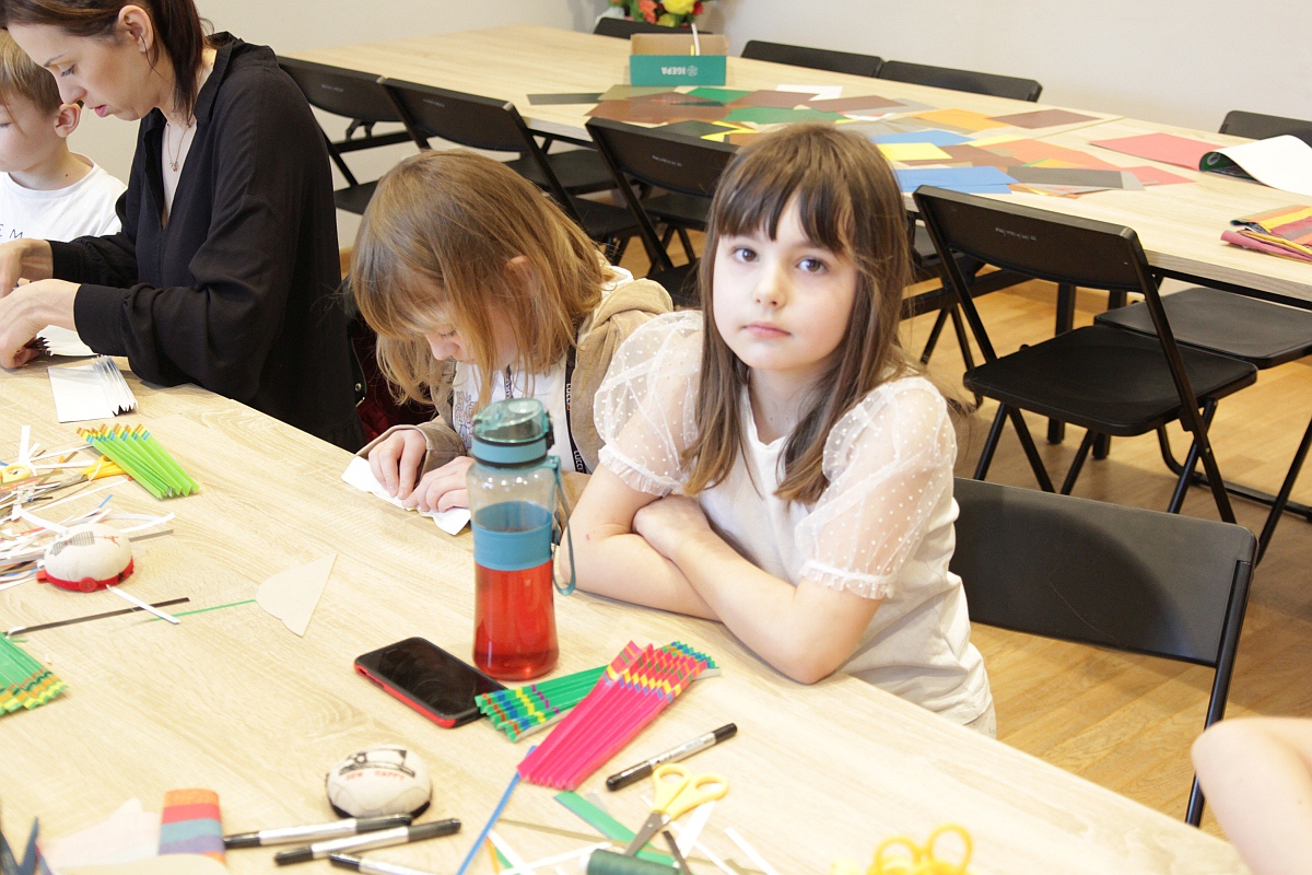 Warsztaty rodzinne w Muzeum Kultury Kurpiowskiej [23.04.2023] - zdjęcie #12 - eOstroleka.pl