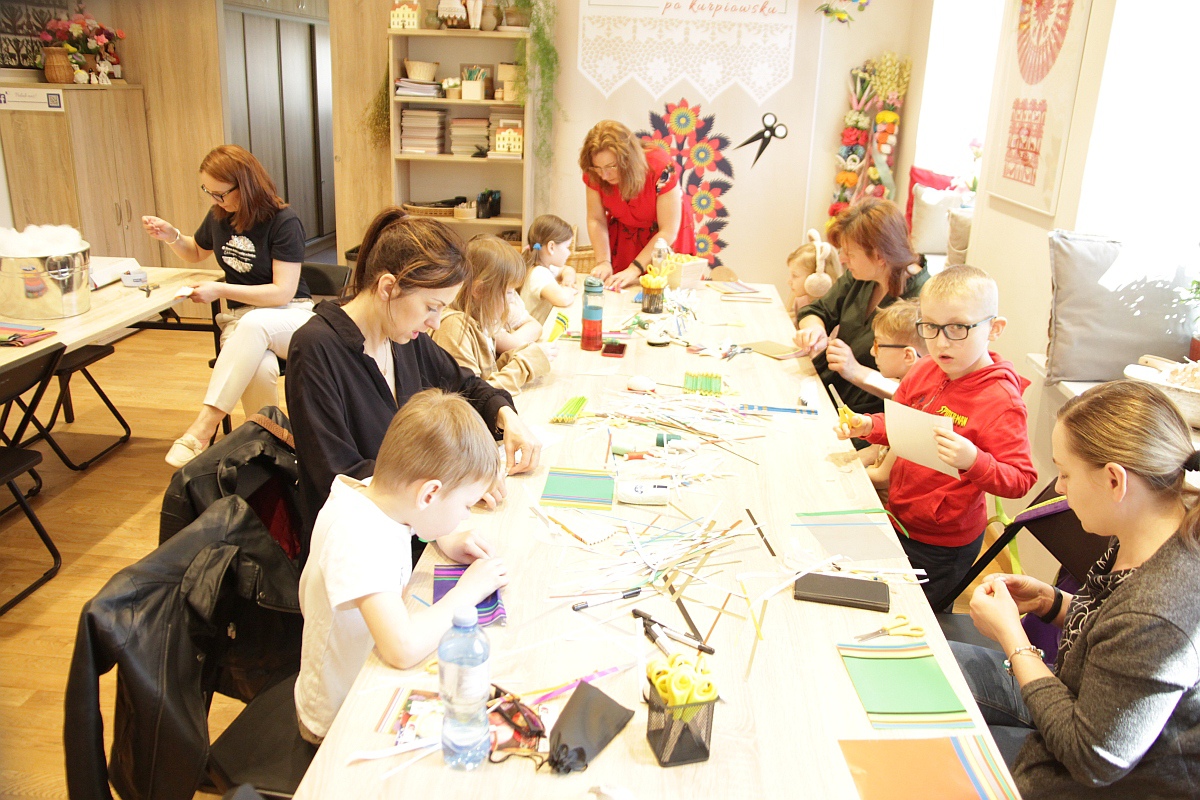 Warsztaty rodzinne w Muzeum Kultury Kurpiowskiej [23.04.2023] - zdjęcie #11 - eOstroleka.pl