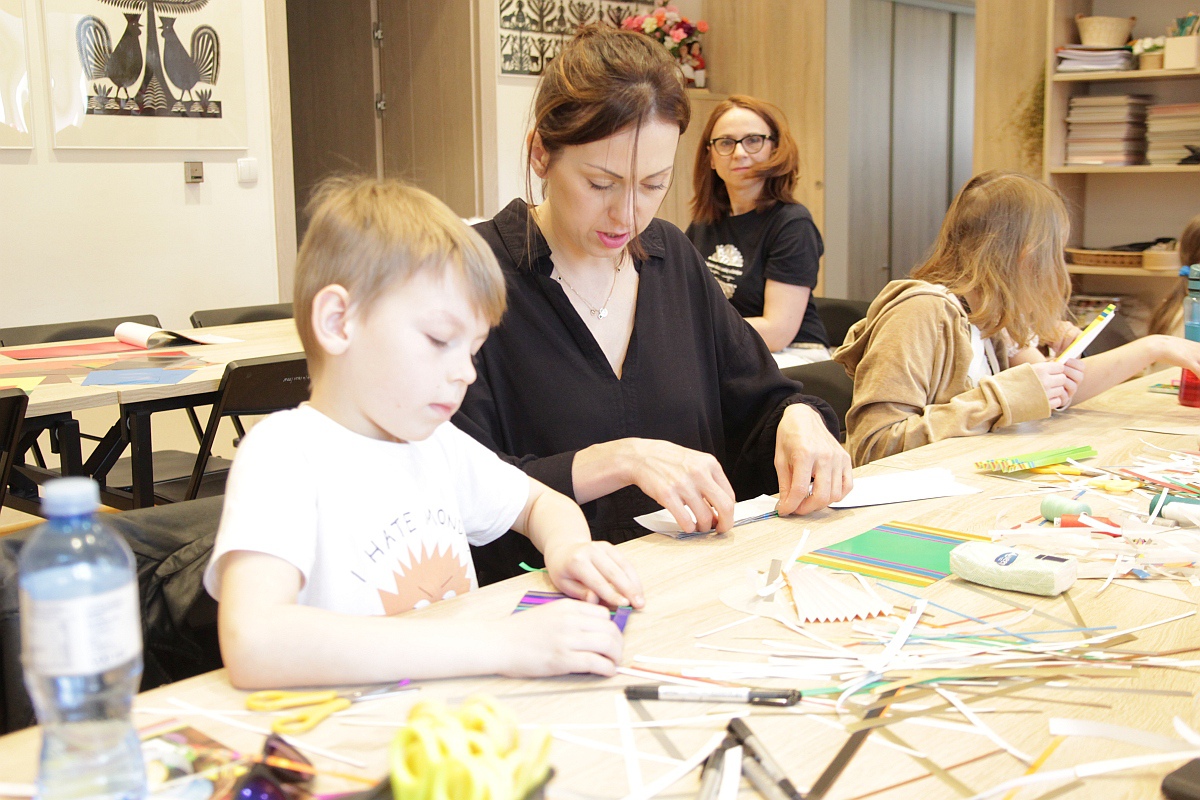 Warsztaty rodzinne w Muzeum Kultury Kurpiowskiej [23.04.2023] - zdjęcie #10 - eOstroleka.pl