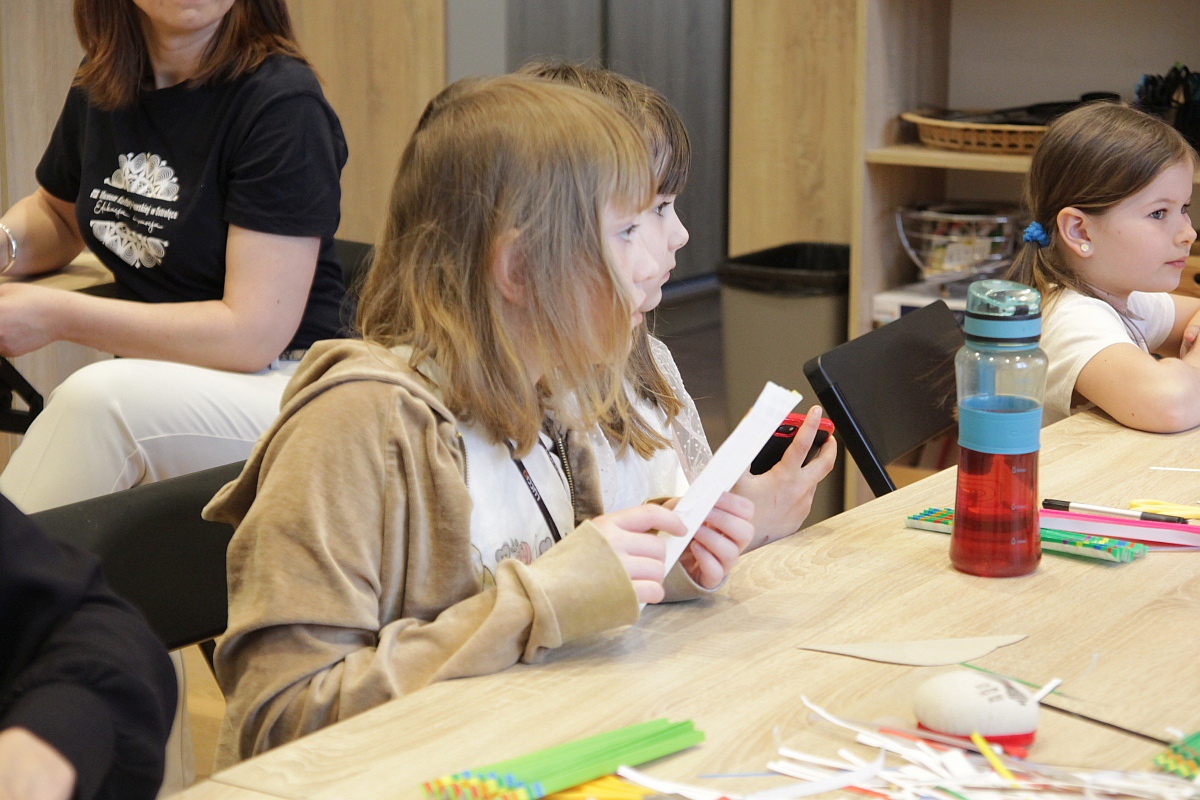 Warsztaty rodzinne w Muzeum Kultury Kurpiowskiej [23.04.2023] - zdjęcie #9 - eOstroleka.pl