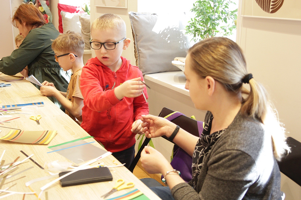 Warsztaty rodzinne w Muzeum Kultury Kurpiowskiej [23.04.2023] - zdjęcie #8 - eOstroleka.pl